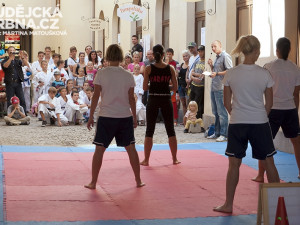 Na oslavu dorazila asi stovka lidí