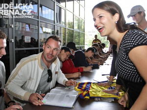 Pondělní autogramiáda hráčů Motoru před Budvar Arénou