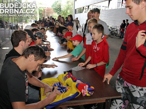 Pondělní autogramiáda hráčů Motoru před Budvar Arénou