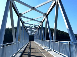 K věži vede ocelová lávka