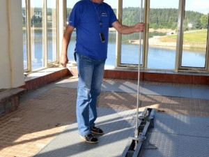 Hrázný Miroslav Novák ukazuje funkci táhla ke stavidlové tabuli vodárenského odběru