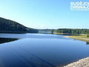 Modrá hladina přehrady Římov