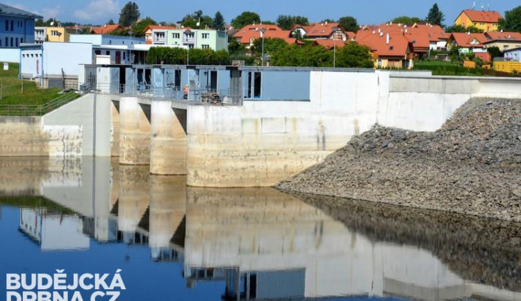 Horní výpusti hráze římovské přehrady