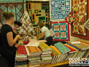 Nádherné vzory látek lákaly ženy ke koupi