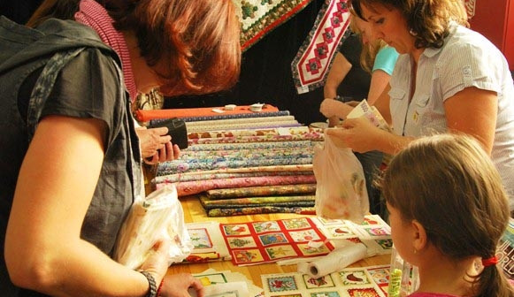 Na výstavě bylo možné si koupit i krásné látky
