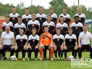 Jiří Vlček (vlevo dole) pořád figuruje v realizačním týmu mužstva U16