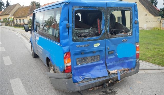 Ford Transit po nárazu kamionu