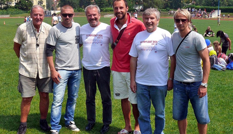 Pepík Němec (vlevo) ve vybrané společnosti sportovců