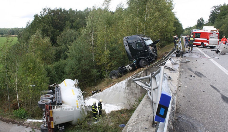 Srážka dodávky a náklaďáku s cisternou u Borku