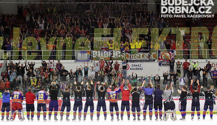 Hráči slaví první domácí triumf s nadšeným publikem