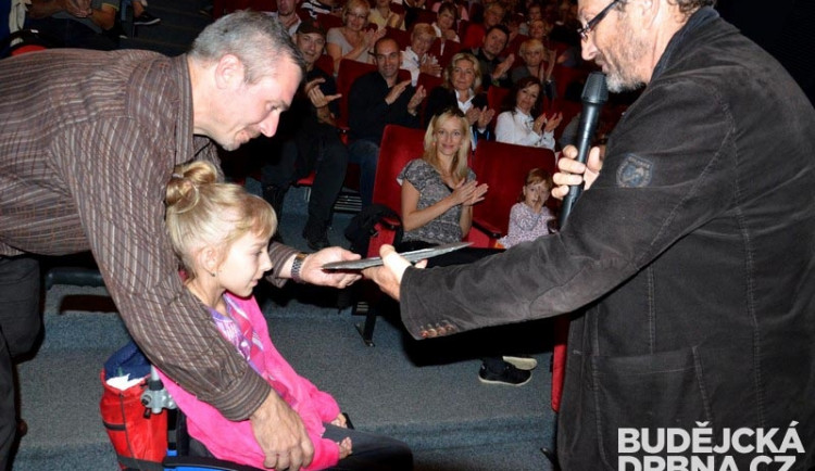 Steve Lichtag předává cenu Barunce Sedláčkové
