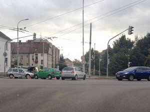 Srážka dvou volkswagenů na křižovatce Pekárenské a Nádražní