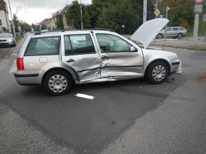 Srážka dvou volkswagenů na křižovatce Pekárenské a Nádražní