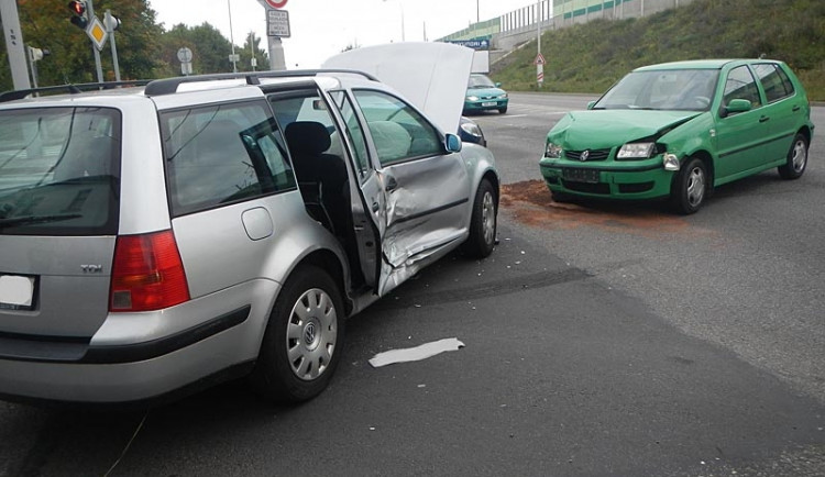 Srážka dvou volkswagenů na křižovatce Pekárenské a Nádražní