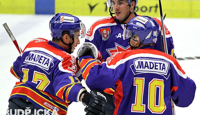 Čtvrtou branku Motoru proti Šumperku vstřelil Jan Novák (vlevo)