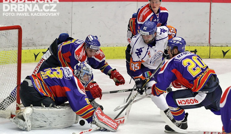 Domácí obránci Lukáš Kříž s Tomášem Prokopem se snaží před Halmošim zastavit Martina Nováka