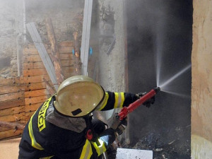 Požár odpadků v jednom bytě u Bukové