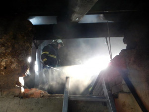 Požár odpadků v jednom bytě u Bukové