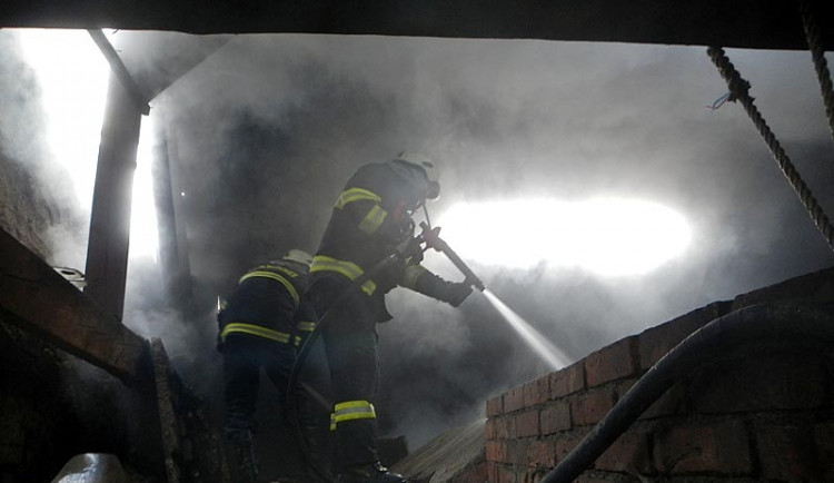 Požár odpadků v jednom bytě u Bukové