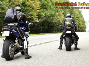 Při nárazu do auta u Štilce si motorkář zlomil nohu