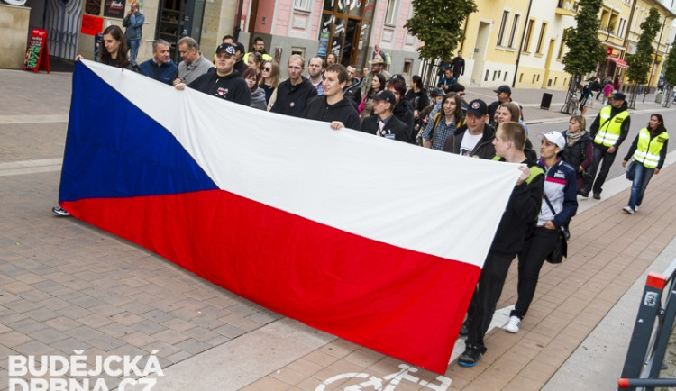„Stop černému rasismu!“ křičela hrstka demonstrantů