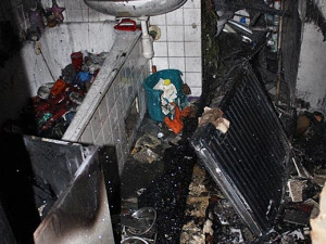 Hasiči museli z hořícího bytu evakuovat seniora