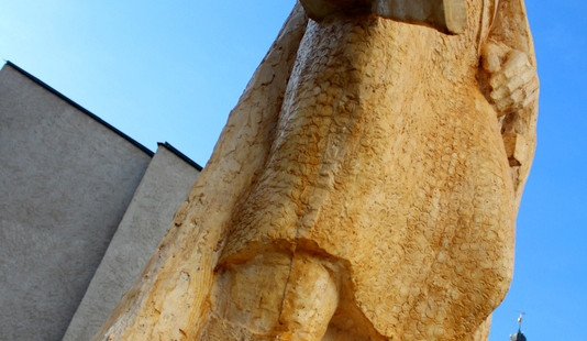 Model sochy Přemysla Otakara II. ve venkovním prostoru Wortnerova domu Alšovy jihočeské galerie