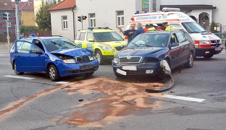 Nehoda na křižovatce Nádražní a Pekárenské