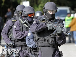 Na místě je zásahová jednotka