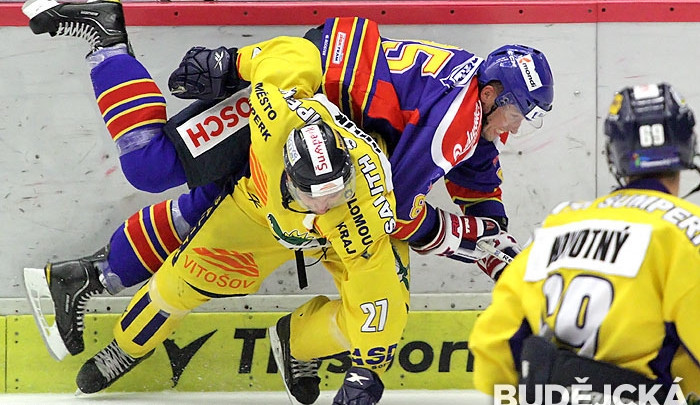 Miroslav Třetina padá přes kapitána Šumperku Aleše Holíka