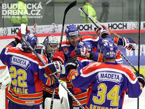 Zasloužená radost hokejistů Motoru po úspěšném zápase