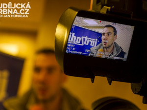 Michal Sukuba před objektivem kamery