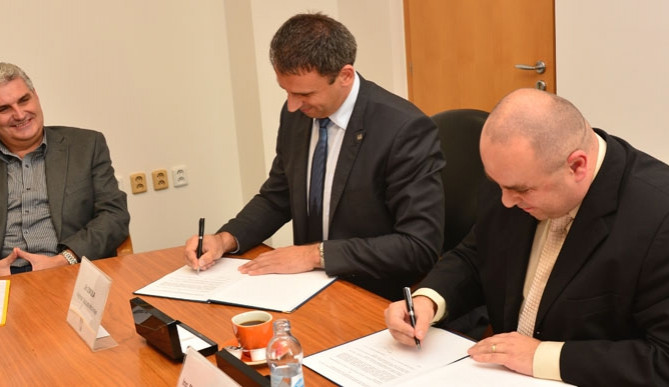 Rektor VŠTE Marek Vochozka a hejtman Jihočeského kraje podepisují Memorandum o spolupráci a podpoře technických oborů na VŠTE v Českých Budějovicích