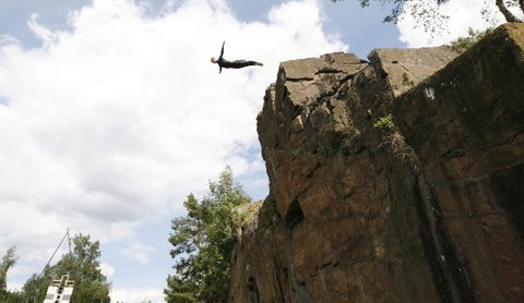 Cliff Diver Jan Bílý při seskoku v přírodních podmínkách. Foto Michael Hon