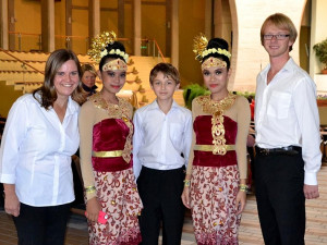 Členové Canzonetty spolu s kolegy s Indonésie