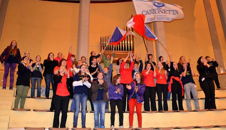 Sbory během oznámení zlaté výhry