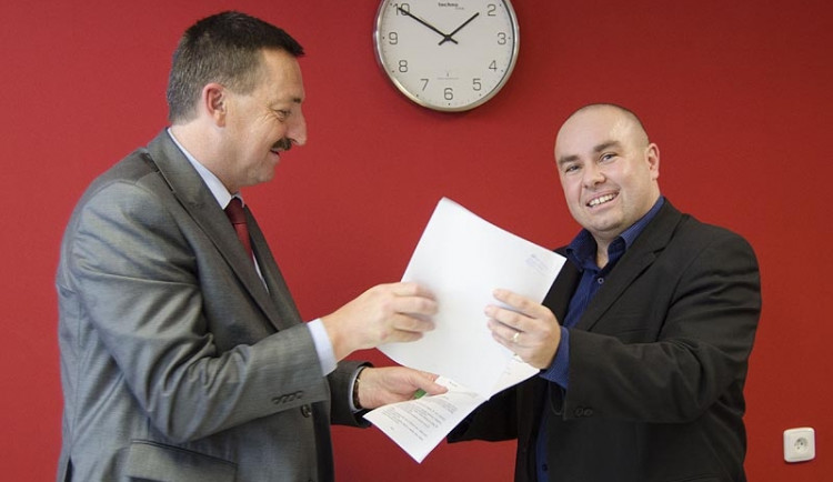 Generální ředitel Českých drah Dalibor Zelený (vlevo) s rektorem VŠTE Markem Vochozkou