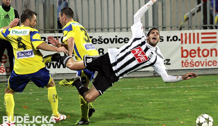 Michal Klesa bráněný Hruškou a Hubáčkem (zprava) se postaral o druhou branku Jihočechů