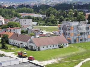 Pohled na původní budovu z univerzitních kolejí