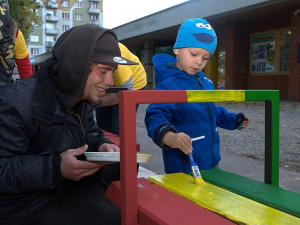 Na Vltavě ožilo díky partě mladých lidí sedm laviček