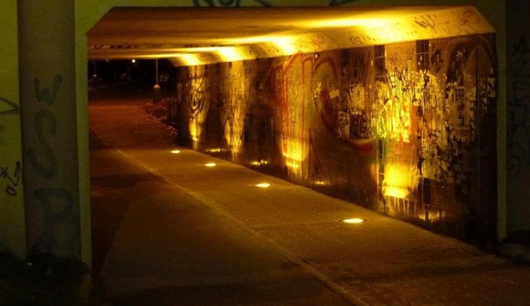 Osvětlený podchod pod ulicí Milady Horákové