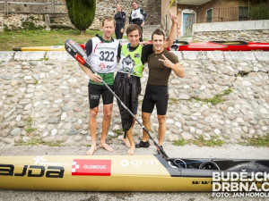 Vítězové maratonu Richard Hála, Jonatán Šrámek a první kajakář Tomáš Slovák (zprava)