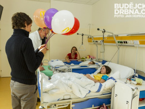 Výtěžek z charitativní fotbalové exhibice dostalo onkohematologické oddělení budějcké nemocnice