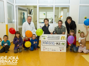 Výtěžek z charitativní fotbalové exhibice dostalo onkohematologické oddělení budějcké nemocnice