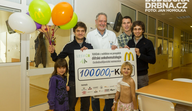 Výtěžek z charitativní fotbalové exhibice dostalo onkohematologické oddělení budějcké nemocnice