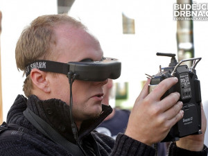 Bezpilotní vrtulník ovládali na zemi dva lidé