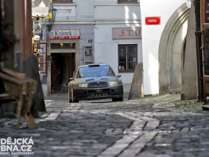 Motor závodního speciálu hřměl v krumlovských ulicích