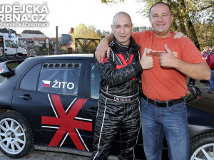 Žito v přátelském objetí s Jindřichem Kuncem, majitelem Penzionu V Suchu, kde byli filmaři ubytovaní