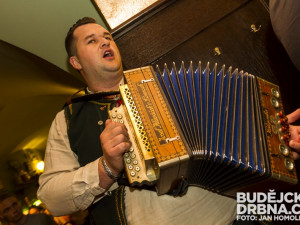 Koňský povoz přivezl do Budějc dubové sudy s nefiltrovaným plzeňským ležákem