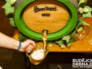Koňský povoz přivezl do Budějc dubové sudy s nefiltrovaným plzeňským ležákem